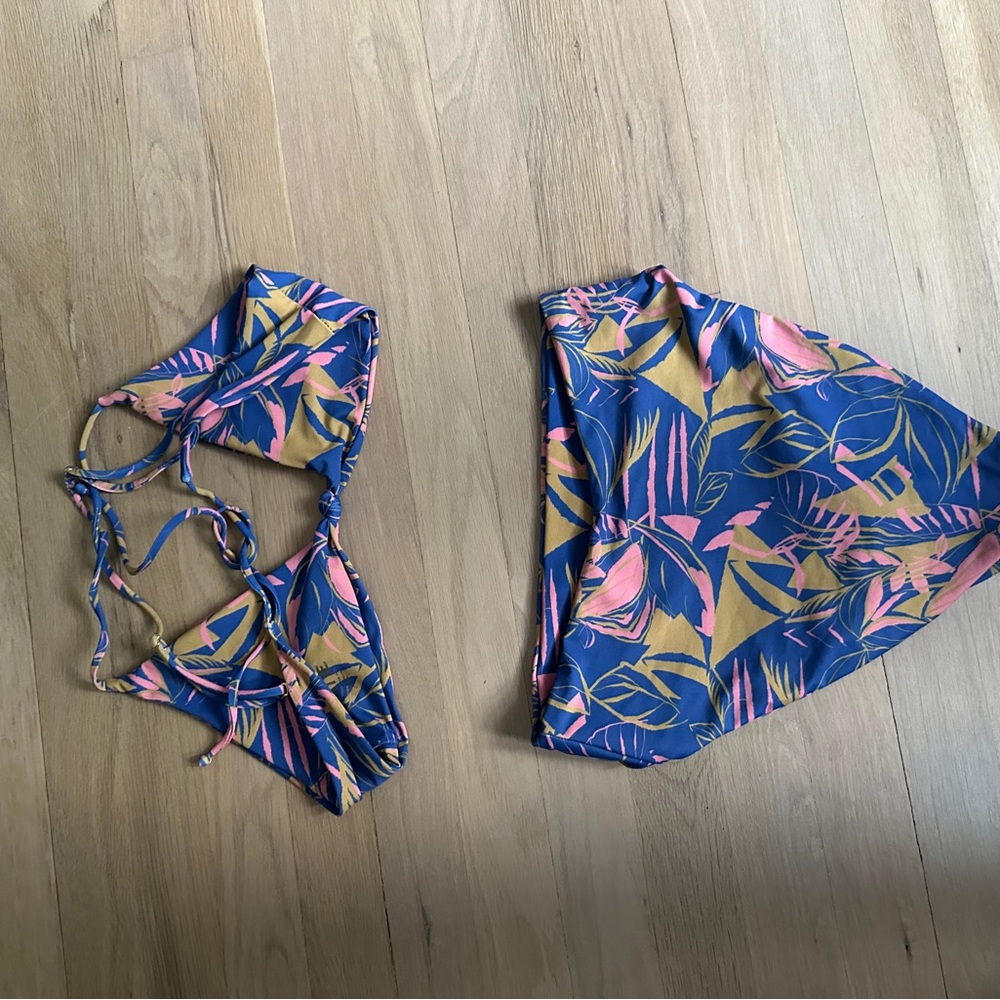 Skatie Tropical Print Bikini. Size large Top, Size medium bottoms - Picture 4 of 5